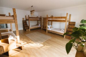 1-a vieta šešiaviečiame kambaryje