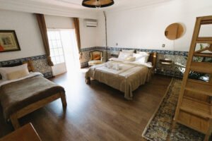 1-a vieta triviečiame kambaryje dvigulėje lovoje