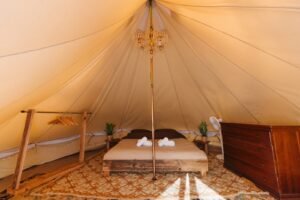 1-a vieta dvivietėje liuks klasės palapinėje dvigulėje lovoje